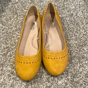 Mustard colored sued Cliffs by White Mountain flats